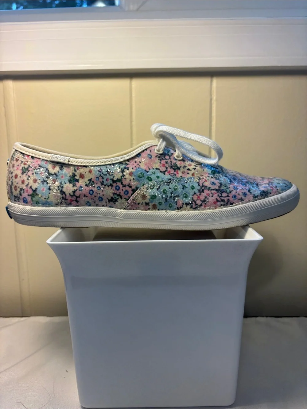 EUC Keds x Kate Spade Daisy Garden Glitter Sneakers Size 8